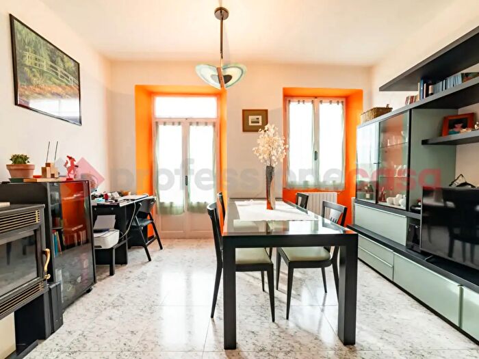 Casa con 9 locali in vendita in Via San Rocco, Paruzzaro