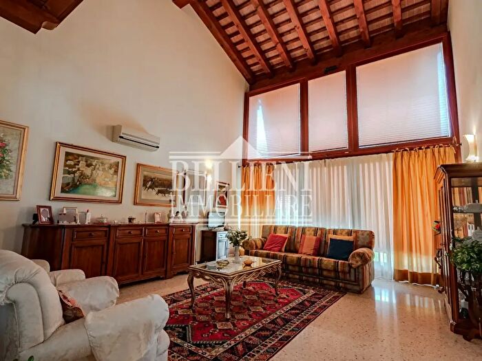 Casa quadrilocale in vendita in Via Francesco Crispi, Costabissara