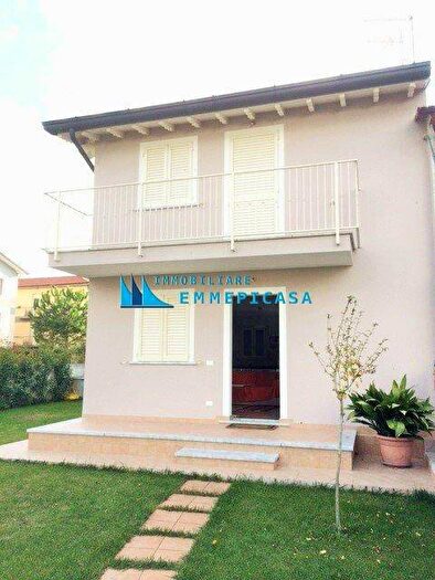 Casa quadrilocale in affitto in Cinquale, Montignoso