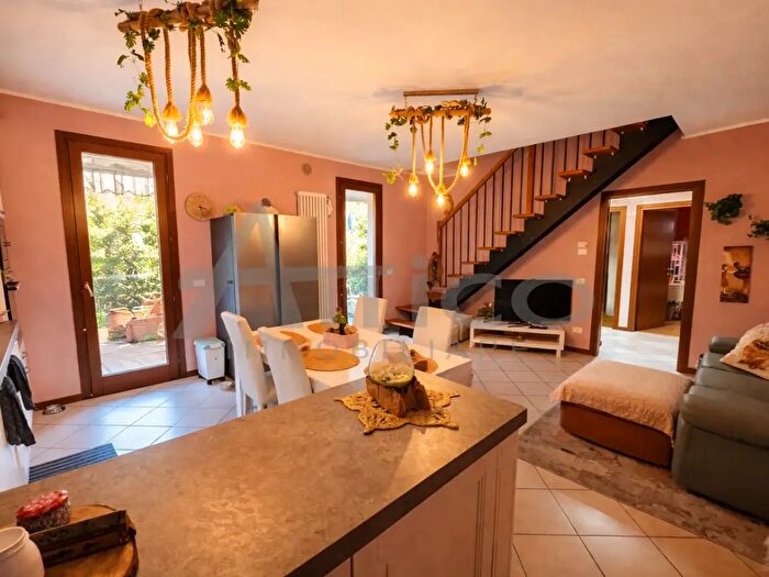 Appartamento con 6 locali in vendita in Via Leopoldo Baruchello Ro, Rovigo