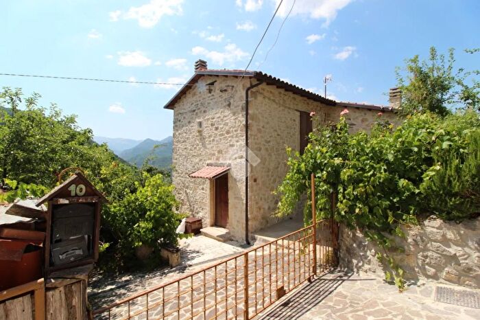 Casa trilocale in vendita in Frazione Pomaro, Acquasanta Terme