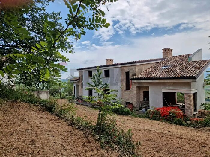 Casa con 8 locali in vendita in Bucchianico