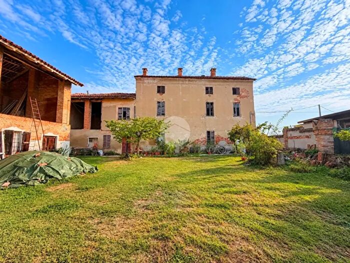 Casa con 8 locali in vendita in Via IV Novembre, Montiglio Monferrato