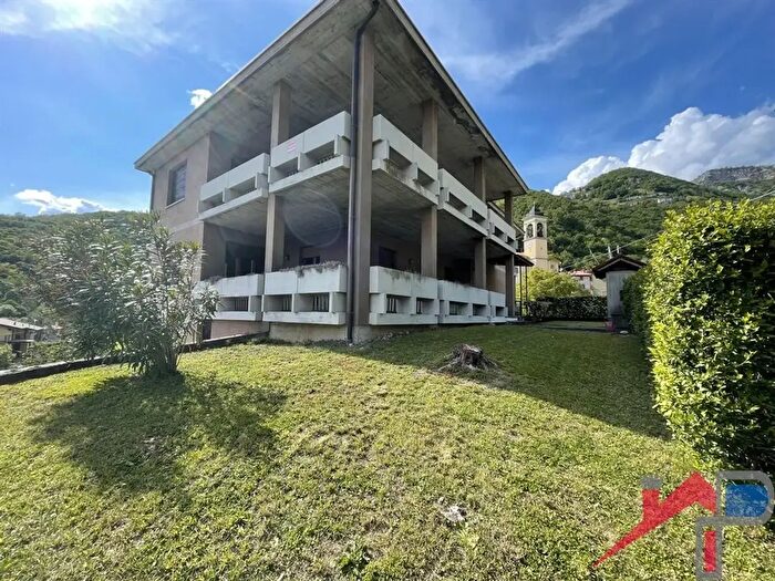 Casa con 15 locali in vendita in Palazzago