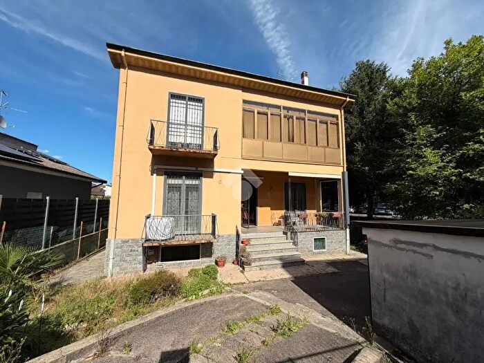 Casa con 5 locali in vendita in Via Gran Sasso, Garbagnate Milanese
