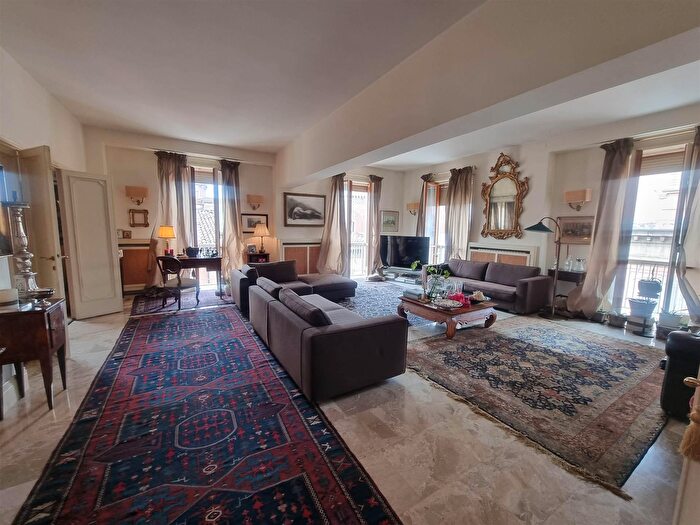 Appartamento con 9 locali in vendita in Piacenza