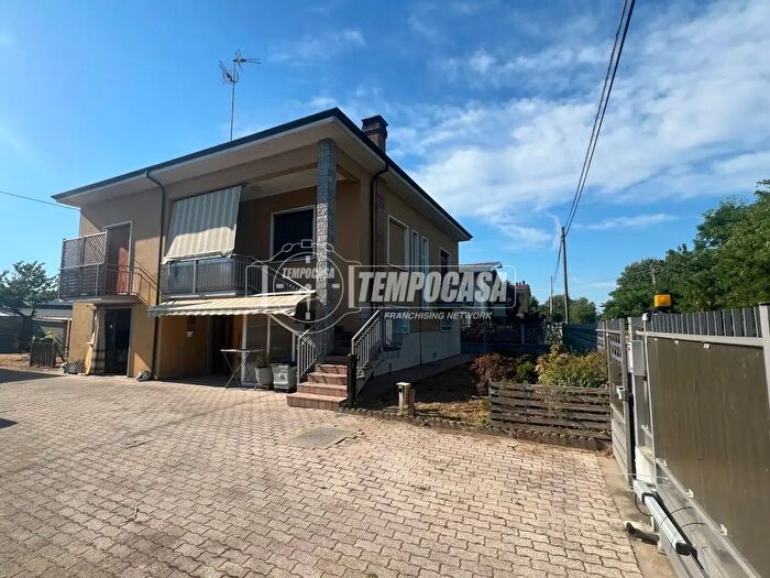 Casa quadrilocale in vendita in Via Varese, Lonate Pozzolo