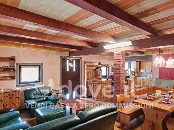 Casa con 6 locali in vendita in Via Orobica Snc, Dossena