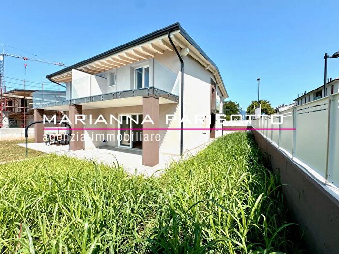 Casa quadrilocale in vendita in Via Vincenzo, Rosa