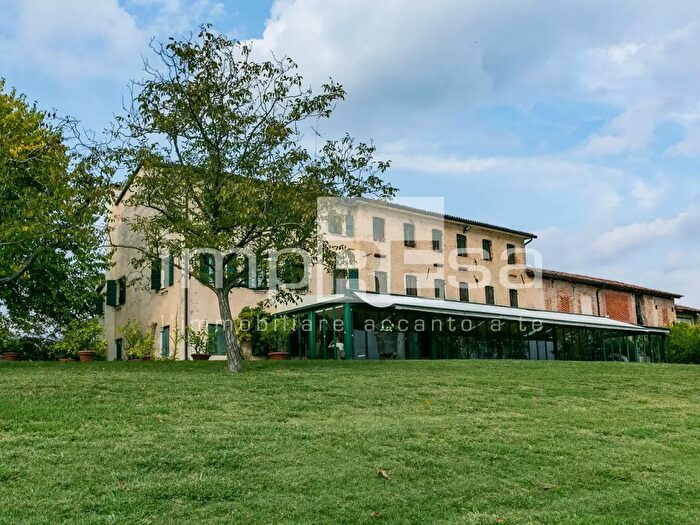 Casa con 20 locali in vendita in Susegana