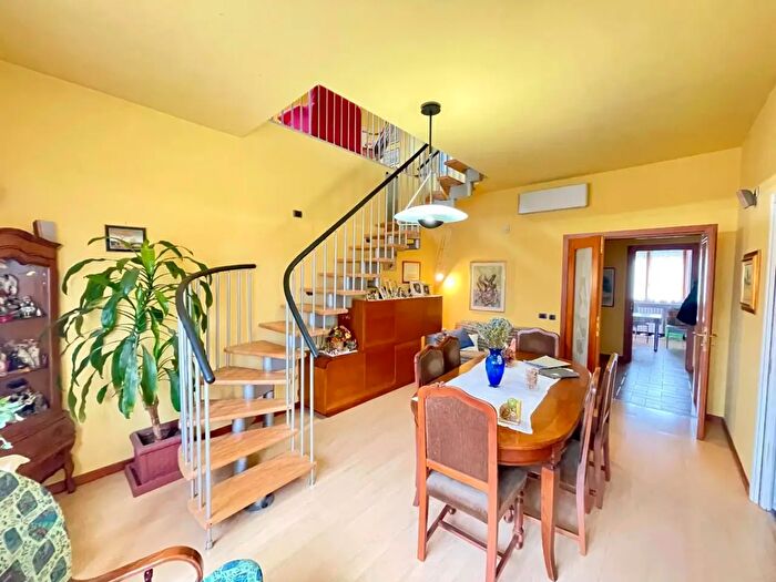 Appartamento con 8 locali in vendita in Via Stoppa, Alba