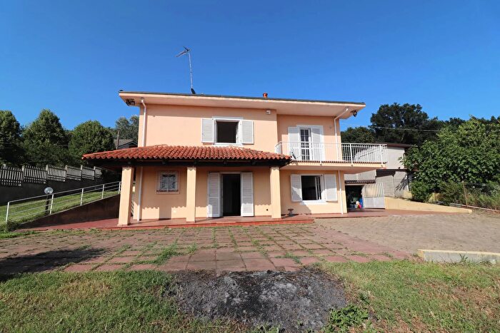 Casa con 8 locali in vendita in Strada Vecchia Torino, Bra