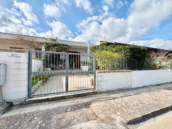 Casa quadrilocale in vendita in Viale dei Sultani Snc, Melendugno