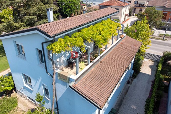 Casa con 6 locali in vendita in Via Cisa, Borgo Virgilio