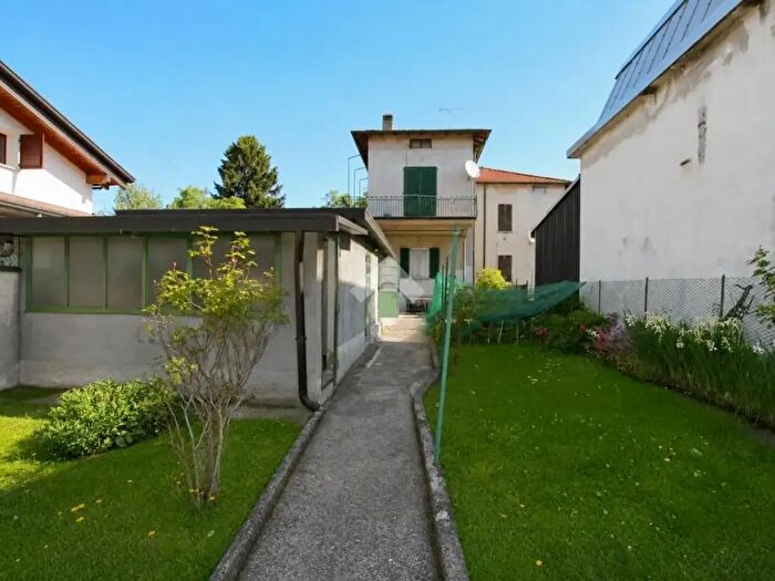 Appartamento trilocale in affitto in Via Giuseppe Garibaldi, Costa Masnaga