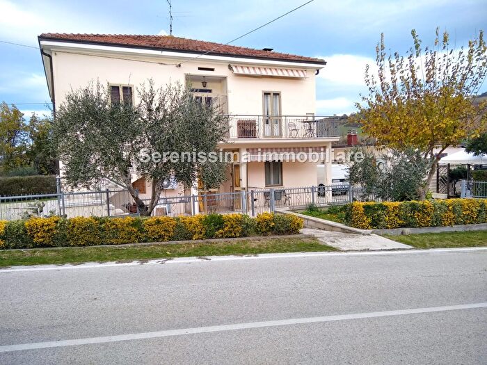 Casa con 9 locali in vendita in Petriano