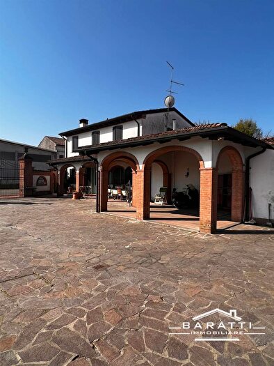 Casa con 5 locali in vendita in Viadana