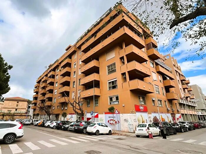 Appartamento con 10 locali in vendita in Via delle Croci, Palermo