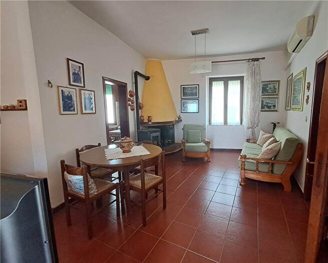 Casa con 7 locali in vendita in Cuglieri
