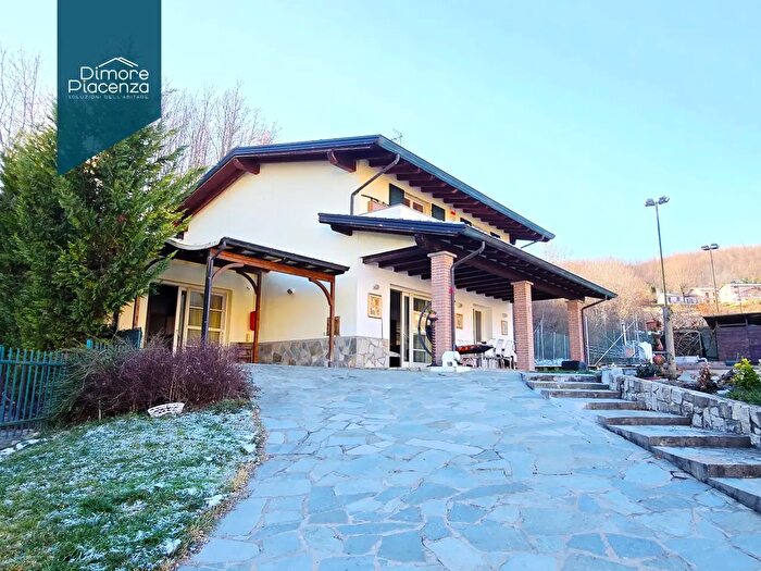 Casa con 8 locali in vendita in Via Aldo Moro, Ferriere