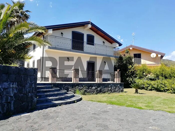 Casa con 7 locali in vendita in Via Cavotta, Zafferana Etnea