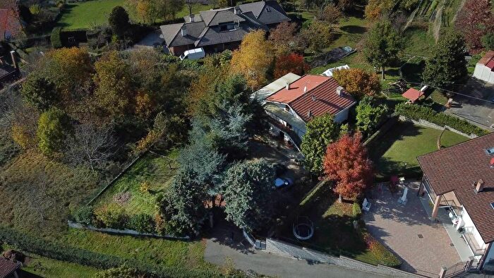 Casa con 8 locali in vendita in Via Trucco Rossato, Val Della Torre