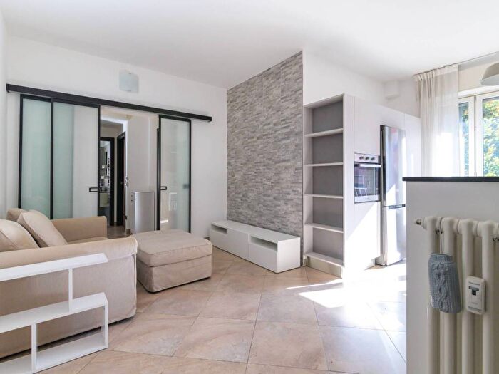 Appartamento trilocale in affitto in Via Desenzano, Gambara, Milano