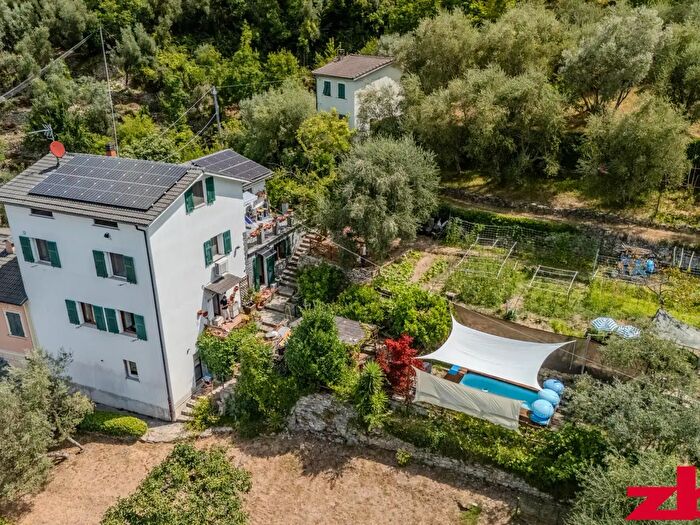 Casa con 10 locali in vendita in Passo del Camoglino, Avegno