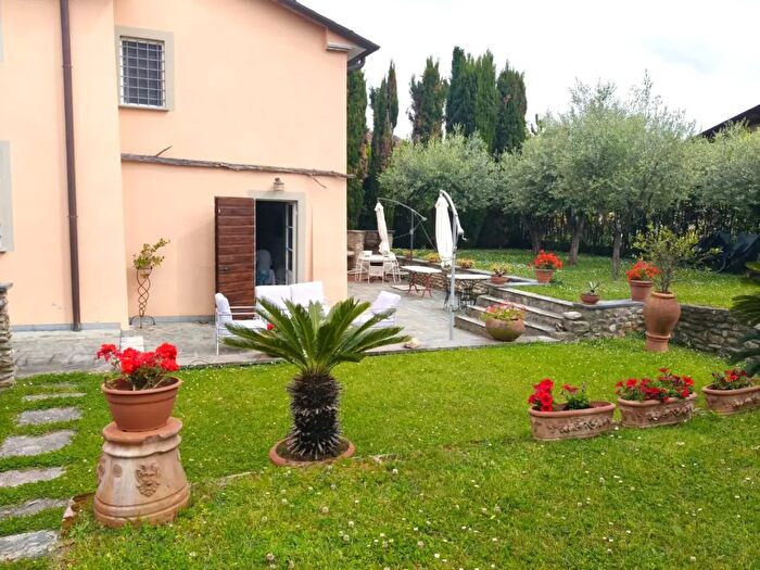 Casa con 10 locali in vendita in Seravezza