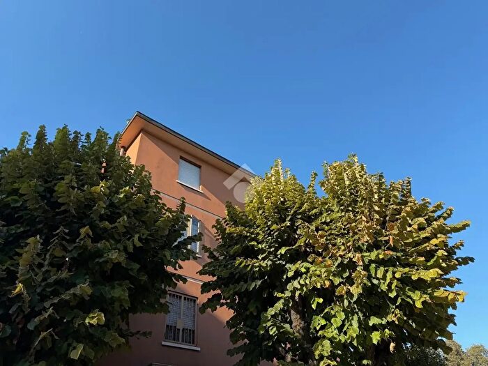 Appartamento trilocale in vendita in Via Vezza, Bologna