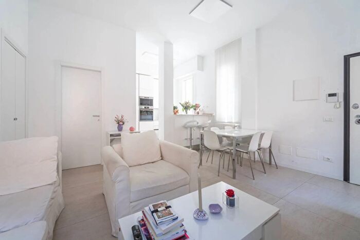 Appartamento trilocale in affitto in Largo Benedetto Cairoli Milano, Milano