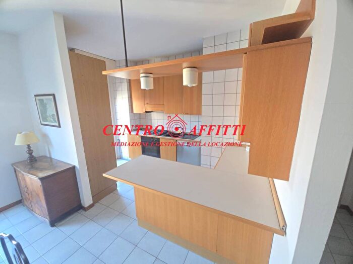 Appartamento trilocale in affitto in Via Alessandro Volta, Centro Storico, Pavia