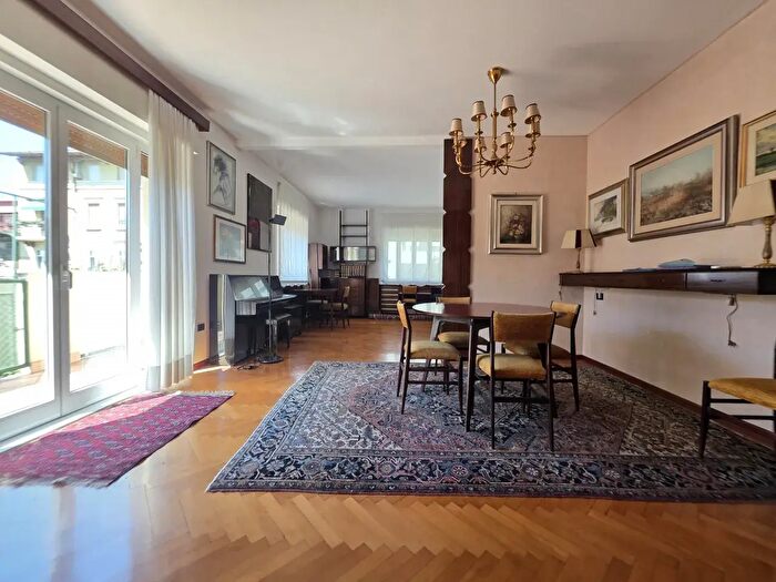 Appartamento trilocale in affitto in Via di Scorcola, Trieste