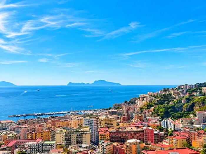 Appartamento con 6 locali in vendita in Via Aniello Falcone, Napoli
