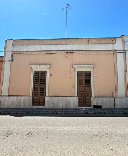 Appartamento con 5 locali in vendita in Via Vittorio Alfieri Veglie Lecce, Veglie