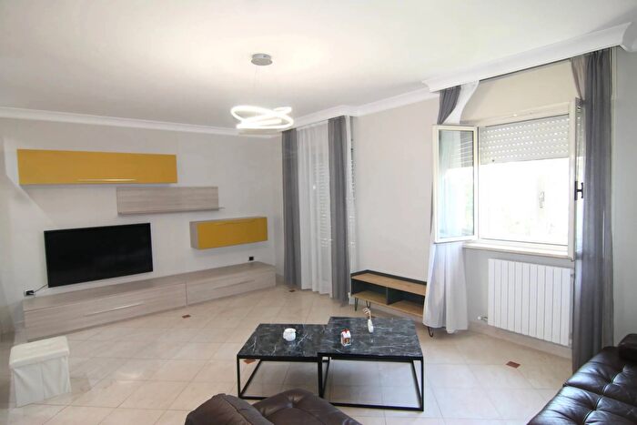 Appartamento con 7 locali in vendita in Via Giuseppe De Roma, Lecce