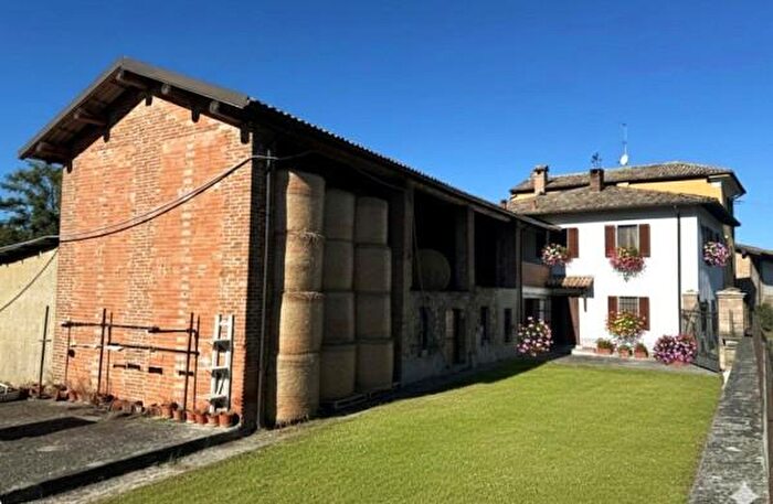 Casa con 6 locali in vendita in Località San Desiderio, Godiasco Salice Terme