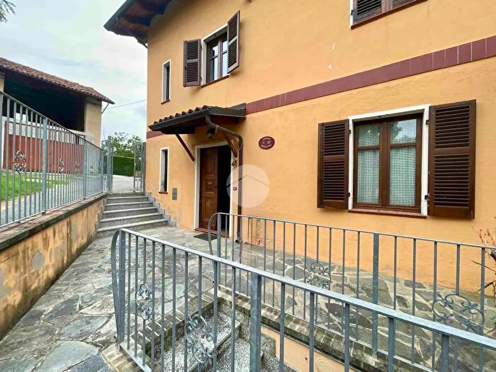 Casa con 7 locali in vendita in Asti Frazione Casabianca, Asti