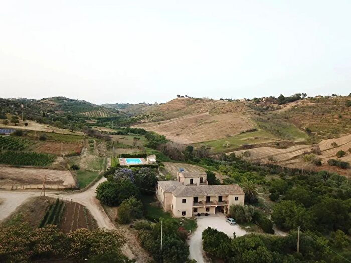 Casa con 18 locali in vendita in Caltagirone