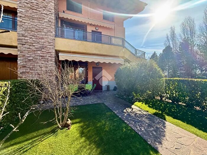 Appartamento trilocale in vendita in Via Via Merisio, Scanzorosciate