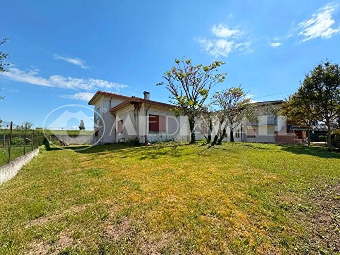 Casa con 9 locali in vendita in Via Dante Alighieri, Torre Di Mosto