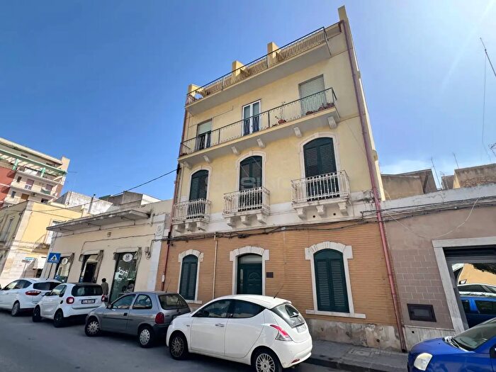 Appartamento con 8 locali in vendita in Viale Luigi Cadorna, Siracusa