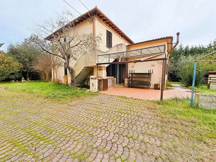 Casa con 7 locali in vendita in Tuoro Sul Trasimeno