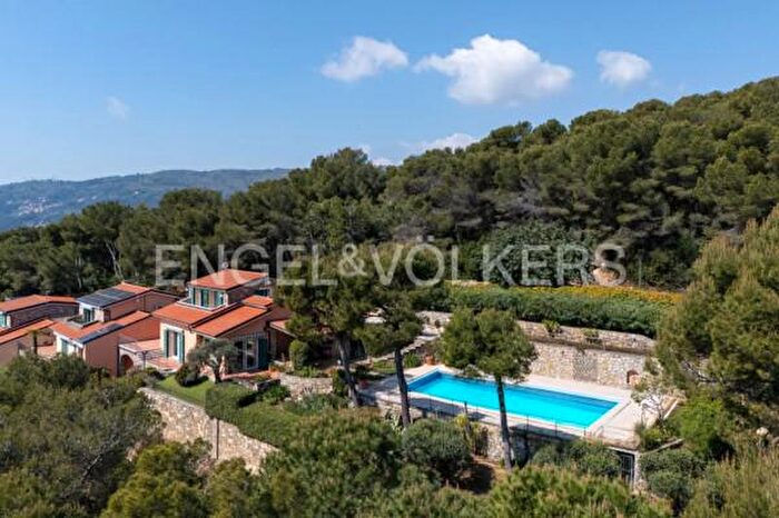 Casa con 6 locali in vendita in Strada delle Catene, Andora