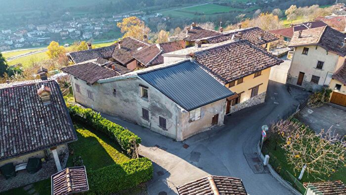 Appartamento con 8 locali in vendita in Via Presenza, Cerete