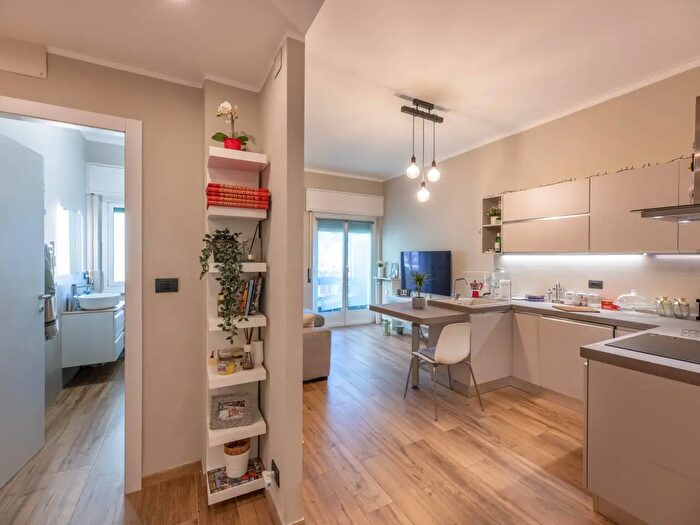 Appartamento trilocale in vendita in Via Enrico Hilyer Giglioli, Genova