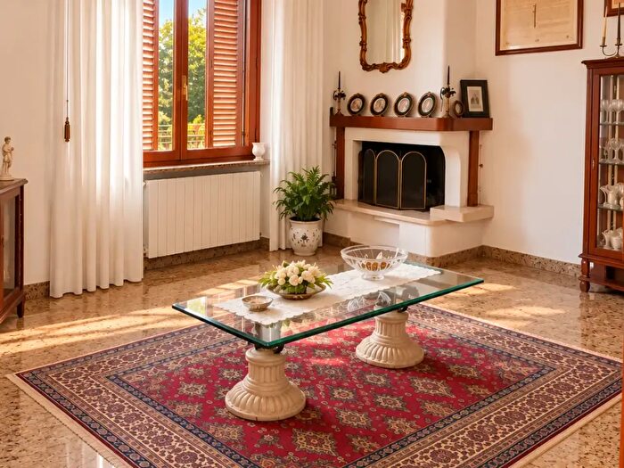 Casa con 13 locali in vendita in Via Morandi, Asciano