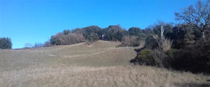 Casa con 9 locali in vendita in Pomarance