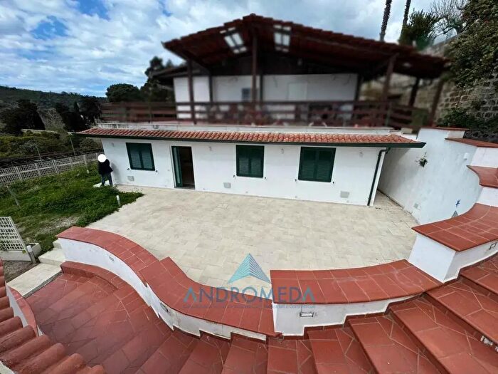 Casa trilocale in vendita in Pozzuoli
