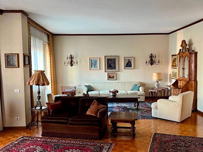 Appartamento quadrilocale in affitto in Via Cesare Battisti, Centro, Varese